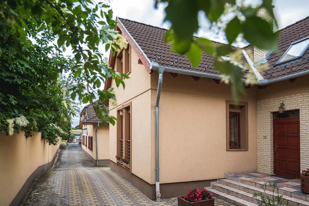 Szenti Vendeghaz Bed and Breakfast Győr Buitenkant foto